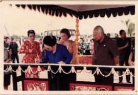 Ibu Tien Soeharto secara resmi menandatangani Prasasti dalam rangka peresmian balai kerajinan rak...