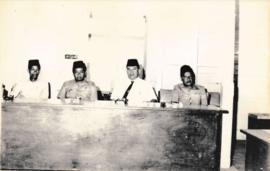 Walikota Jambi Bapak Drs.Zainir Haviz Sedang tampak duduk dengan pejabat lainnya