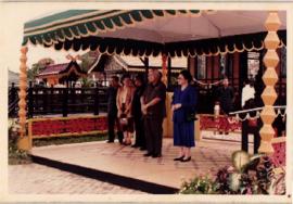 Bapak Presiden Soeharti beserta Ibu Tien Soeharto bediri dipanggung peresmian balai kerajinan rak...