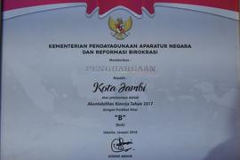 Penghargaan Kepada Kota Jambi atas Prestasinya dalam Akuntabilitas Kinerja Tahun 2017 dengan Pred...